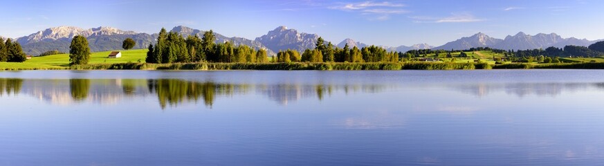 Panorama Landschaft in Bayern mit Forggensee und Ammergauer Berge im Allgäu