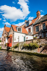 Fototapeta na wymiar Le long des canaux de Bruges la Venise du nord