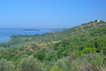 Blick auf den Trasimenosee in Umbrien mit dem Ort Passignano sul Trasimeno,Italien