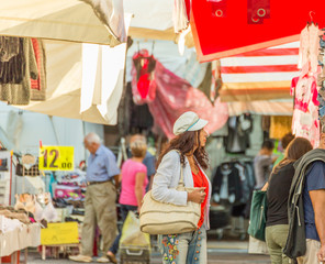 tourist shopping in Italian street market