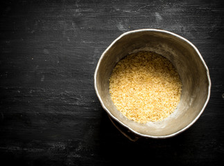 Rice in an old pot.
