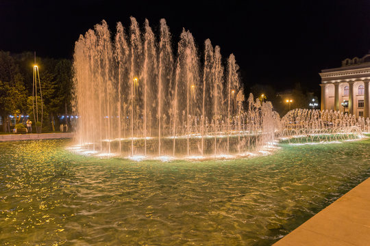 Fountain on the central avenue named Oilers. Located in front of the museum center building