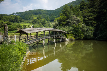 Fototapeta na wymiar 屋根付き橋（愛媛県内子町石畳　弓削神社の橋）