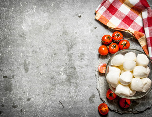 Mozzarella with tomatoes .