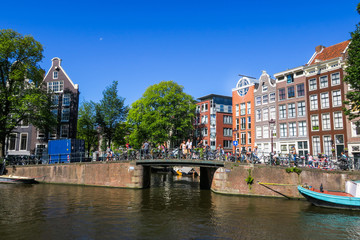 Kanal mit bunter Häuserzeile in Amsterdam 