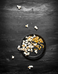 Obraz na płótnie Canvas The popcorn with corn in dish.