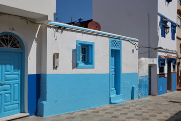 Fototapeta na wymiar Assilah, maisons blanches et bleues. Maroc