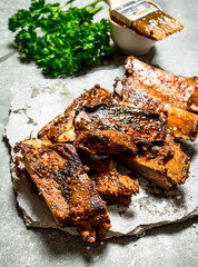 Pork ribs grilled with tomato sauce.