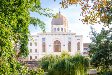 9 September 2016 - Oradea, Romania: The Neolog Synagogue Zion, a jewsih temple built during the 19th century now running as a museum with a monumental beautiful look - obrazy, fototapety, plakaty