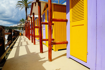 Fototapeta na wymiar colorful cabins by the sea