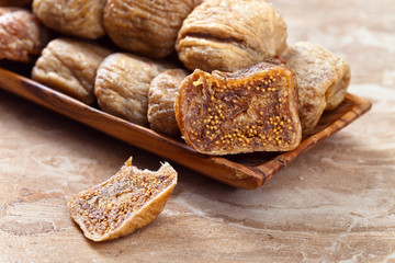  dried figs in wooden dish