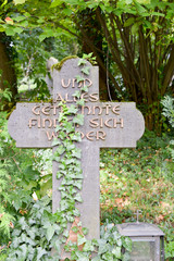 Steinkreuz mit Spruch