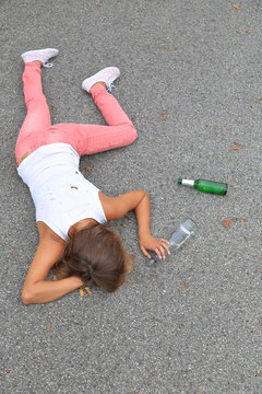 Betrunkene Frau liegt bewusstlos auf Straße