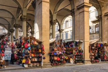 Zelfklevend Fotobehang Markt met leren tassen, Florence Italië, © tichr