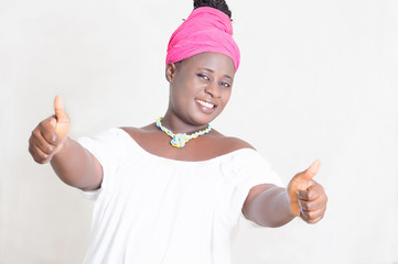 jeune femme africaine heureuse  montrant ses pouces en l'air 