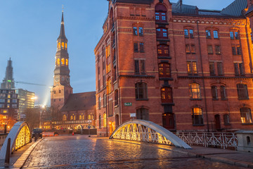 Naklejka premium Hamburg St. Katharinen at night