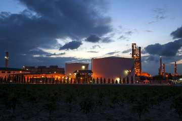 Fototapeta na wymiar Refinery plant for Oil and Gas industrial at twilight - Petrochemical plant