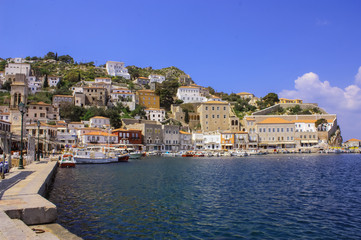 Fototapeta na wymiar The port of the island of Hydra, Greece