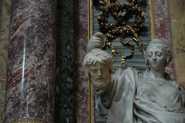 Fototapeta na wymiar Verliere nicht den Kopf. Salome und Johannes der Täufer. Skulptur in einer römischen Kirche.