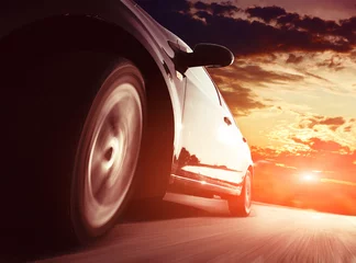 Crédence de cuisine en verre imprimé Voitures rapides voiture sur la route avec arrière-plan flou de mouvement.