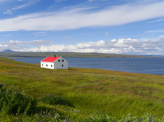 Küstenlandschaft mit Haus im Nordosten von Island