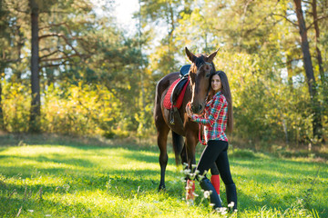 Obraz premium beautiful long hair young woman posing with a horse outdoor
