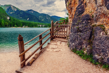 Obraz premium Beautiful path entrance on a mountain next to a lake