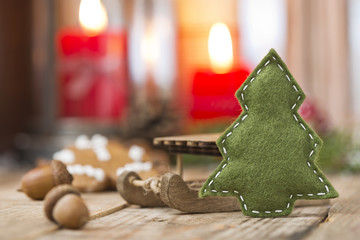 Tannenbaum aus Filz mit Weihnachtsdeko