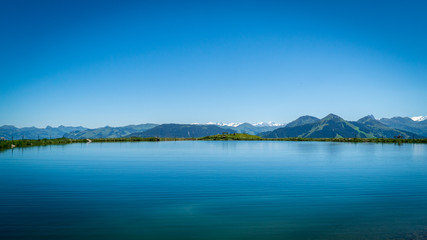 Gebirgssee mit Blick auf die Berge