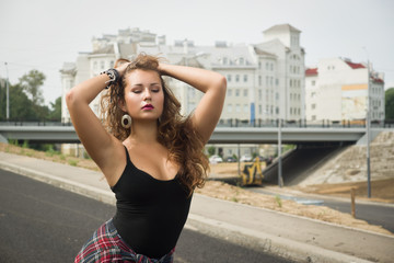 Obraz premium Young girl dancing regeton on a city street