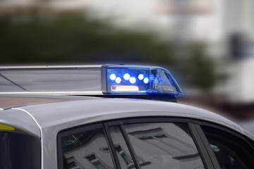 Polizeiauto mit eingeschaltetem Blaulicht