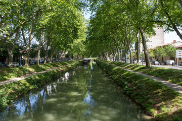 Fototapeta na wymiar The Canal du Midi in Toulouse, France. 