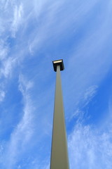 高い空と昼間の外灯