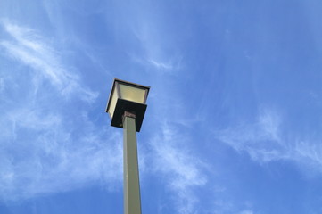 高い空と昼間の外灯