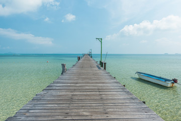 Fototapeta premium Wooden bridge to the ocean