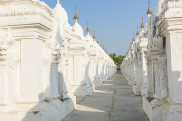 Fototapeta na wymiar White Kuthodaw Pagoda