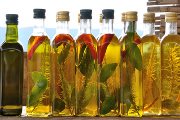 Butelki z oliwą z oliwek i przyprawami.