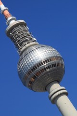 Berliner Wahrzeichen / Blick hinauf zur Kugel des Berliner Fernsehturms © holger.l.berlin