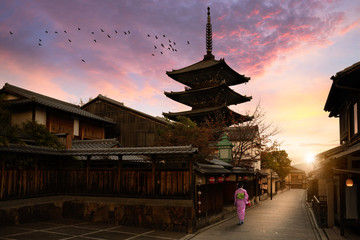 Obraz premium Pagoda Yasaka i ulica Sannen Zaka rano, Kioto, Japonia