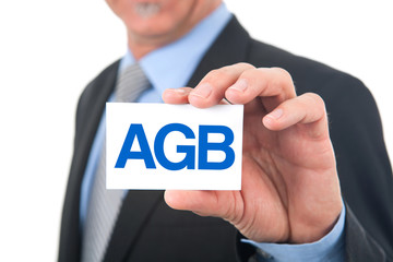 Mann zeigt Karte mit der Aufschrift: AGB