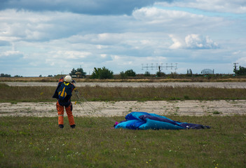 Parachutist landed singled