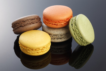 カラフルなマカロン/黒背景