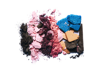 Maquillage fards &agrave; paupi&egrave;res explos&eacute;s sur fond blanc