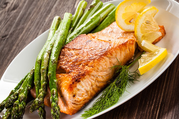 Grilled salmon and asparagus 