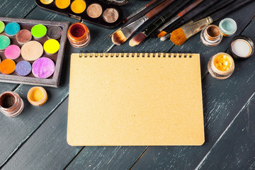 Makeup brushes and make-up eye shadows