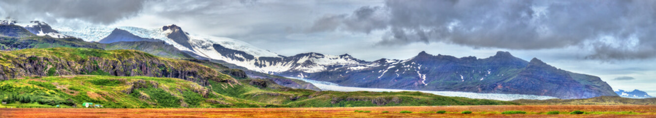 Fototapeta premium Panorama of Vatnajokull glacier and mountains, Iceland