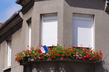 Drapeau Français sur le bord d’une fenêtre