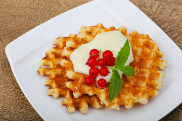 Waffle with red currants
