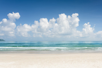 Fototapeta na wymiar Beautiful blue ocean and tropical white sand beach