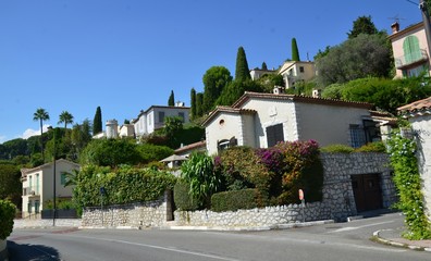 Fototapeta na wymiar Route départementale, colline et villas, entrée de Saint Paul de Vence